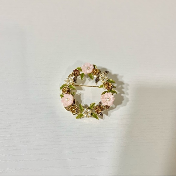 NWT gold toned Chrystal and imitation pearl wreath pin - Picture 3 of 12